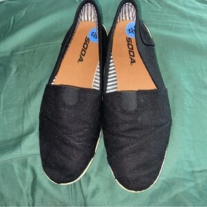 ☃️ Black canvas rubber-soles flats. Size 6 1/2.